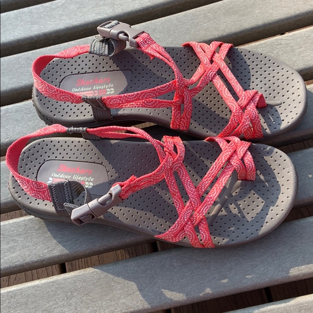 Sketcher’s Women’s size 7 strapping sandal New